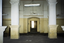 Bobowa, bożnica, wnętrze, widok od aron ha-kodesz.