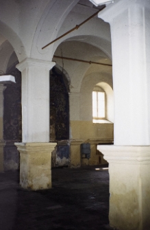 Bobowa, bożnica, wnętrze, widok w stronę aron ha-kodesz.