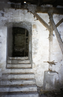 Chmielnik, bożnica, wnętrze, fragment, schody.