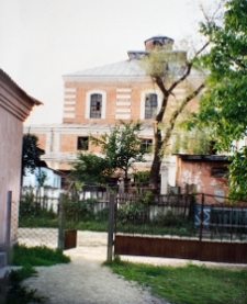 Dubno, synagoga. Aron ha-kodesz i bima.