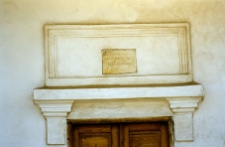Klimontów, synagoga, elewacja frontowa, tablica pamiątkowa nad wejściem.