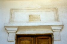 Klimontów, synagoga, elewacja frontowa, tablica pamiątkowa nad wejściem.
