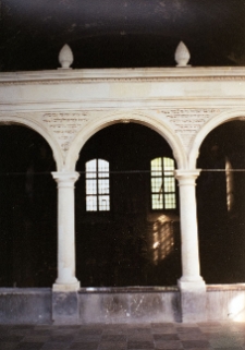 Kraków Kazimierz, bożnica Izaaka, wnętrze, ścianka oddzielająca galerię dla kobiet od sali mężczyzn, fragment.