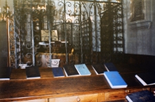 Kraków Kazimierz, bożnica REMU, wnętrze, bima, ławki.