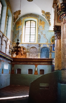 Łańcut, synagoga, wnętrze, polichromia, arkady z modlitwami hebrajskimi.