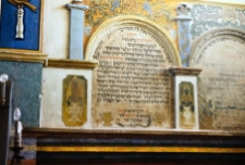 Łańcut, synagoga, wnętrze, polichromia, arkady z modlitwami hebrajskimi.