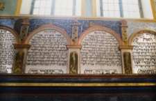 Łańcut, synagoga, wnętrze, polichromia, arkady z modlitwami hebrajskimi.