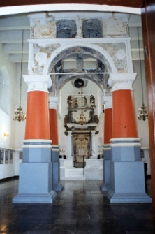 Łęczna, duża synagoga, wnętrze, aron ha-kodesz, bima.