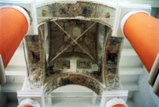 Łęczna, duża synagoga, wnętrze, bima, sklepienie baldachimu.