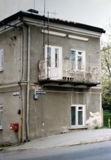 Lesko, budynek mieszkalny (ul. Unii Brzeskiej), balustrada balkonu z ogrodzenia dawnej bimy.