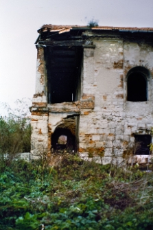 Nowy Korczyn, synagoga, narożnik przy drewnianym portyku.