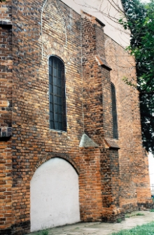 Oleśnica, Stara Synagoga, ściana wschodnia, skarpa kryjąca wnękę na aron ha-kodesz.