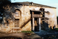 Ostróg, synagoga, ściana wejściowa.