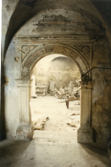 Pińczów, Stara Synagoga, wnętrze, portal.