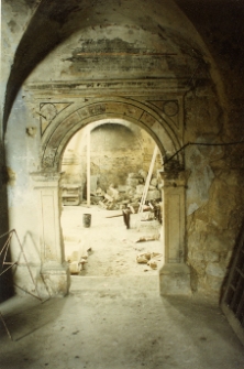 Pińczów, Stara Synagoga, wnętrze, portal.