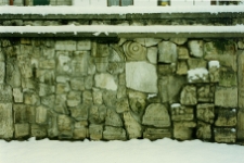 Pińczów, Stara Synagoga, mur z fragmentami nagrobków.