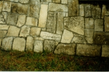 Pińczów, Stara Synagoga, mur z fragmentami nagrobków.