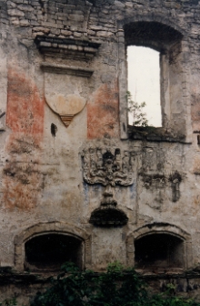 Raszk&oacute;w, synagoga, wnętrze, menora na ścianie południowej.