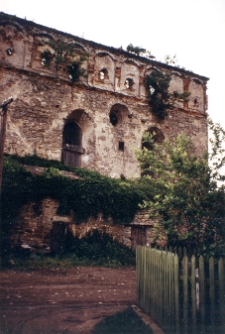 Satanów, synagoga, fragment ruin.