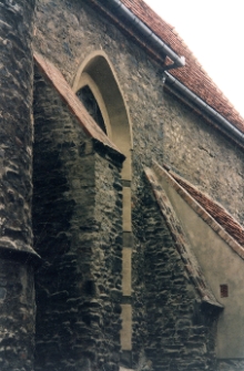 Strzegom, dawna synagoga, obecnie kości&oacute;ł pw. św. Barbary, elewacja p&oacute;łnocna, okno.