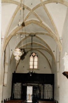 Strzegom, dawna synagoga, obecnie kościół pw. św. Barbary, wnętrze, widok na ścianę zachodnią.