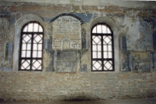 Włodawa, synagoga Bet midrasz, wnętrze, fragment z oknami i polichromią.
