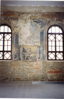 Włodawa, synagoga Bet midrasz, wnętrze, fragment z oknami i polichromią.