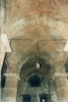 Ż&oacute;łkiew, synagoga "Sobieski-szul", wnętrze, bima, sklepienie.