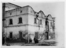 Klewań, synagoga. Pulisz przy synagodze.