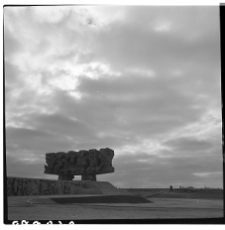 Majdanek, Pomnik Walki i Męczeństwa, brama.