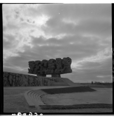 Majdanek, Pomnik Walki i Męczeństwa, brama.