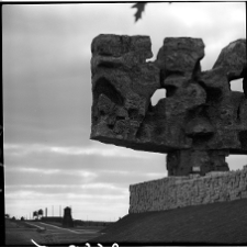 Majdanek, Pomnik Walki i Męczeństwa, brama, fragment.