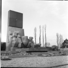 Oświęcim, niemiecki nazistowski obóz koncentracyjny i zagłady, Międzynarodowy Pomnik Ofiar Faszyzmu, fragment.