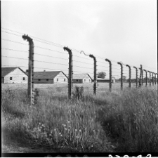 Oświęcim, niemiecki nazistowski obóz koncentracyjny i zagłady, baraki i ogrodzenie.