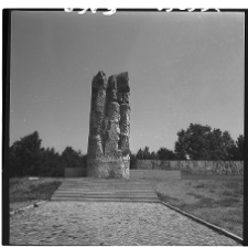 Sztutowo, niemiecki nazistowski obóz koncentracyjny, Pomnik Walki i Męczeństwa, fragment.