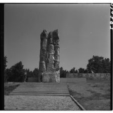 Sztutowo, niemiecki nazistowski obóz koncentracyjny, Pomnik Walki i Męczeństwa, fragment.