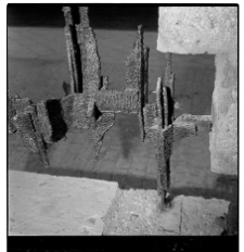 Warszawa, Pawiak, muzeum, fragment muru z kompozycją rzeźb.