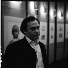 Topor, Roland, autor na tle własnej wystawy