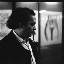 Topor, Roland, autor na tle własnej wystawy