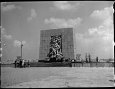 Warszawa, Pomnik Bohaterów Getta (drugi), widok frontalny.