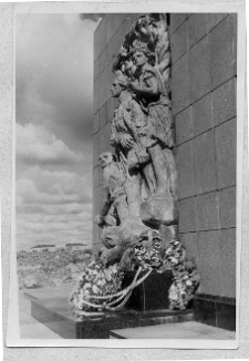 Warszawa, Pomnik Bohater&oacute;w Getta (drugi), widok boczny.