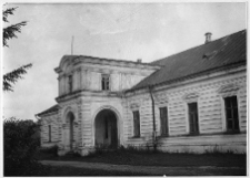 Albrechtów, dwór. Widok od frontu.