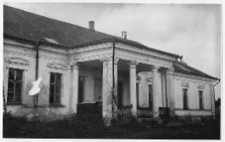 Albrechtów, dwór. Widok od frontu.