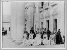 Antopol, pałac. Fragment portyku pałacu, Fotografia grupowa wyk, w dniu ślubu Marii Jaroszyńskiej z Emerykiem Mańkowskim.