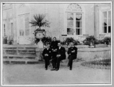 Antopol, pałac. Fragment ryzalitu i tarasu ogrodowego. Fotografia grupowa.