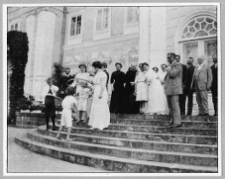 Antopol, pałac. Fotografia grupowa na tarasie ogrodowym.