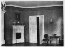 Birżyniany, dwór. Salon z portretem Ludwiki z Nałęcz-Gorskich Ledóchowskiej.