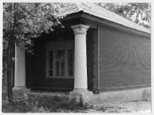 Błoń, dwór. Fragment elewacji frontowej.