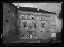 Brzeżany, Zamek Sieniawskich, skrzydło południowe z basztą i bramą wjazdową.