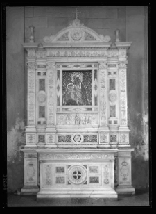 Brzeżany, nawa gł&oacute;wna kaplicy zamkowej, widok na marmurowy ołtarz